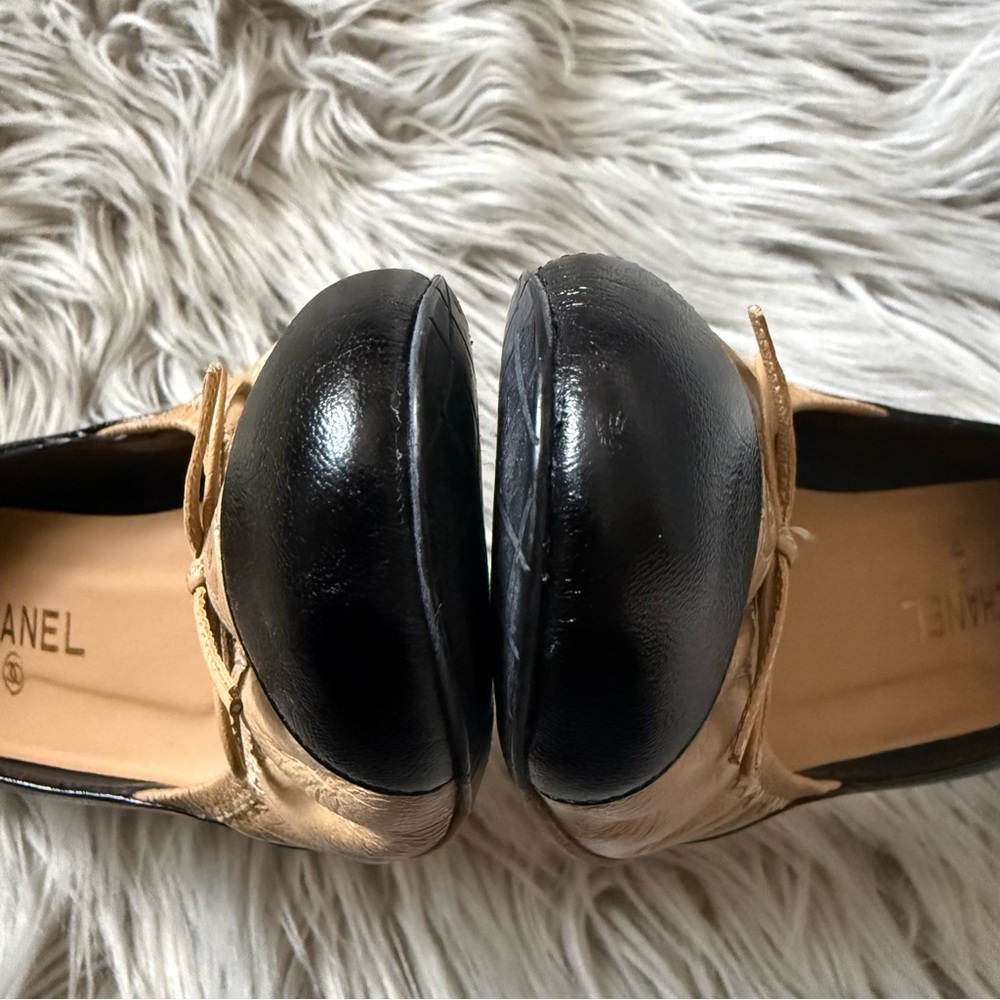 CHANEL Classic Two-Tone Leather CC Bow Cap Toe Scrunch Pumps Beige Black EU 38.5 - Picture 7 of 13